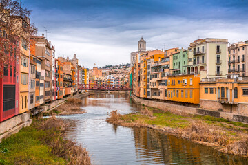 Fototapeta na wymiar Cityscape view and buildings around the River Onyar in Girona, Spain