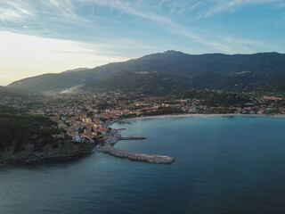 Porto di Marina di Campo e spiaggia, veduta con il drone. Isola d'Elba, Italia