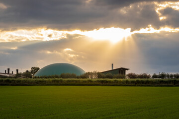 Biogasanlage im Sonnenuntergang