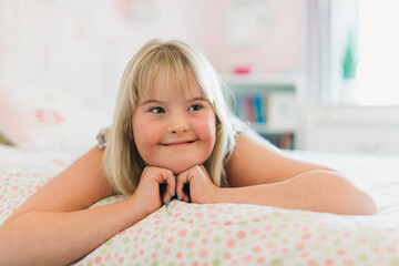 Obraz premium Beautiful little child girl in a dress having great time on her pink bedroom