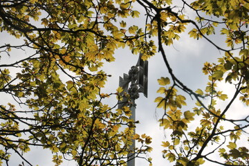 Sirene hinter Blättern.