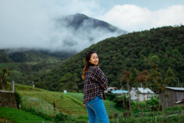 Naklejka premium Asian woman taking pictures, vacationing, relaxing, enjoying the air, enjoying the day off by traveling to nature. enjoy a vacation in nature.