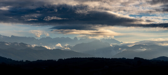 Raios solares na montanha