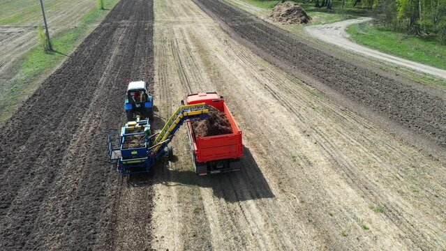 Agricultural transport for harvesting root.