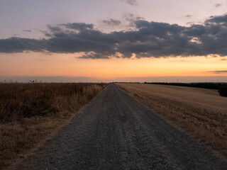 Fototapeta na wymiar Sonnenuntergang hinter den Feldern.