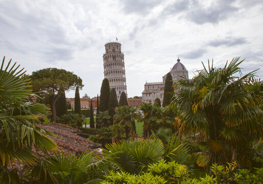 Vue sur la tour de Pise et la Place des Miracles depuis les jardins des riverains de Pise, Italie