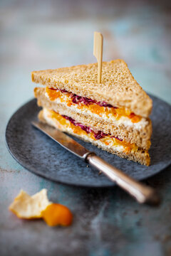 Sandwich mit H&uuml;ttenk&auml;se, Mandarinen und geraspeltem Gem&uuml;se