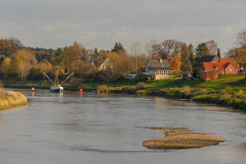 Weser bei Drakenburg mit Aalschokker, Buhnen und Sandbank im Herbst