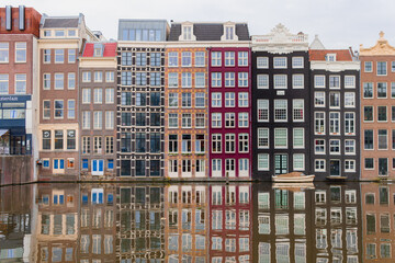 Edificios de colores en los canales de una ciudad europea