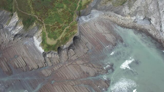 DRONE - vue a&eacute;rienne - paysage de nature avec falaise et caverne en espagne, avec oc&eacute;an atlantique sans aucune personne en fin de matin&eacute;e journ&eacute;e