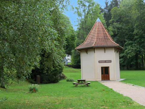 Grand-Est - Vosges - Bussang - La source Marie se trouve dans le kiosque du parc de la ville