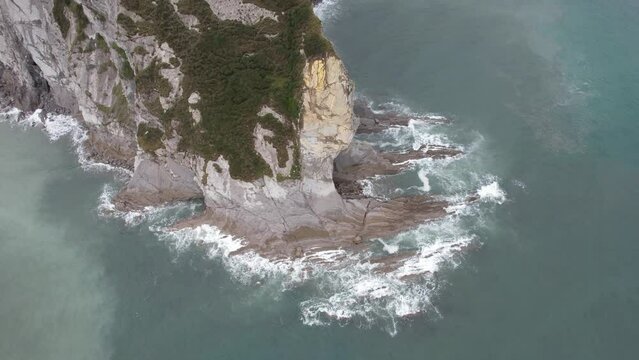 DRONE - vue a&eacute;rienne - paysage de nature avec falaise et caverne en espagne, avec oc&eacute;an atlantique sans aucune personne en fin de matin&eacute;e journ&eacute;e