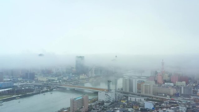 霧に包まれた街　空撮