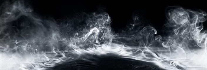 Poster Echte rook die naar buiten explodeert met een leeg midden. Dramatisch rook- of misteffect voor griezelige Halloween-achtergrond. © Leigh Prather
