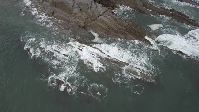 DRONE - vue a&eacute;rienne - paysage de nature avec falaise et caverne en espagne, avec oc&eacute;an atlantique sans aucune personne en fin de matin&eacute;e journ&eacute;e