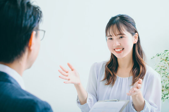 面接を受ける女性　interview