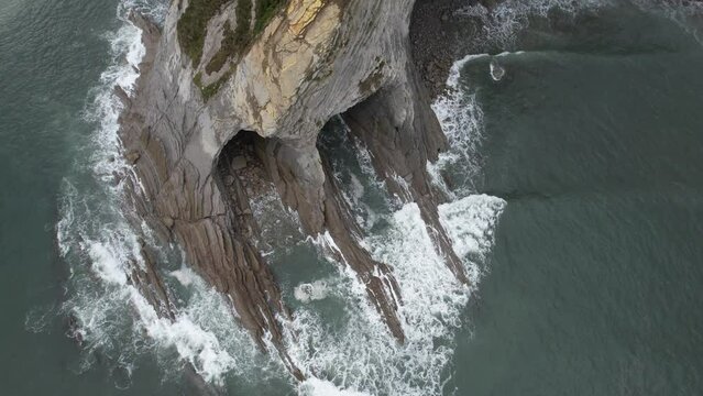 DRONE - vue a&eacute;rienne - paysage de nature avec falaise et caverne en espagne, avec oc&eacute;an atlantique sans aucune personne en fin de matin&eacute;e journ&eacute;e