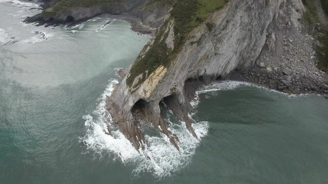 DRONE - vue a&eacute;rienne - paysage de nature avec falaise et caverne en espagne, avec oc&eacute;an atlantique sans aucune personne en fin de matin&eacute;e journ&eacute;e