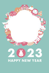 2023年 縁起物が沢山描かれた写真フレームのある卯年の年賀状_レトロ_縦型