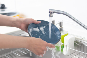 皿洗いをする女性の手元