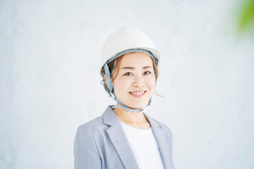 ヘルメットをかぶったスーツ姿の女性 