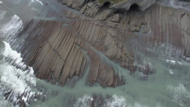 DRONE - vue a&eacute;rienne - paysage de nature avec falaise et caverne en espagne, avec oc&eacute;an atlantique sans aucune personne en fin de matin&eacute;e journ&eacute;e
