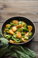 selective focus of a pan of stir fry tofu and broccoli 