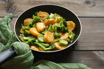 selective focus of a pan of stir fry tofu and broccoli 