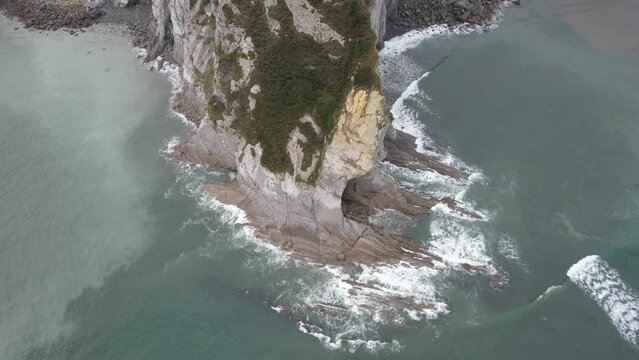 DRONE - vue a&eacute;rienne - paysage de nature avec falaise et caverne en espagne, avec oc&eacute;an atlantique sans aucune personne en fin de matin&eacute;e journ&eacute;e