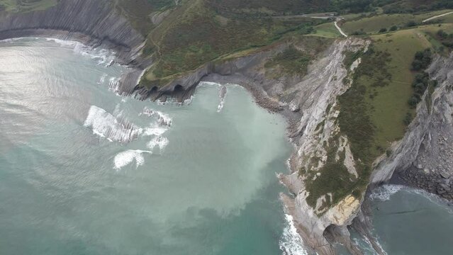DRONE - vue a&eacute;rienne - paysage de nature avec falaise et caverne en espagne, avec oc&eacute;an atlantique sans aucune personne en fin de matin&eacute;e journ&eacute;e