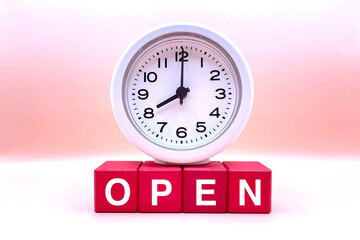 オープンの文字と時計　開店時間