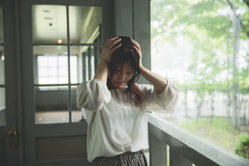 頭を抱える女性　to worry