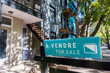 A vendre (For sale in french) sign in front of a house