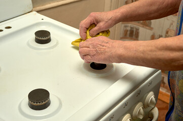 wet cleaning of the gas stove