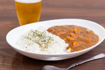 晩酌にビールとカレーライス