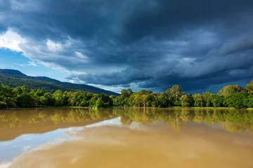 Erstaunlich von Regensturm und See auf Ang Kaew in der Chiang Mai University in Chiang Mai, Thailand © isarescheewin