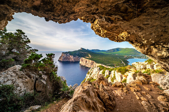 Blick aus der H&ouml;hle Grotta dei Vasi Rotti auf wundersch&ouml;ne K&uuml;&uuml;stenlandschaft von Sardinien