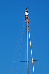 Reparatur an einem Segelmast