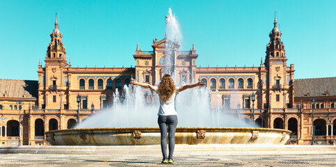 Obraz premium Woman holiday maker visiting Seville- Spain Square