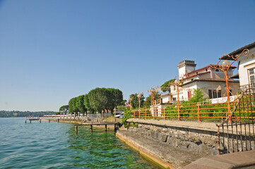 Fototapeta na wymiar Lago di Garda, il lungolago fra Salò e Gardone Riviera