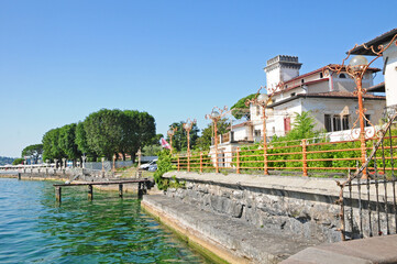 Fototapeta premium Lago di Garda, il lungolago fra Salò e Gardone Riviera
