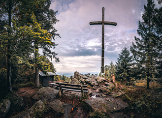 Der Bayerische Wald zum Herbstanfang mit gr&uuml;nem Wald und B&auml;umen. Bayern Deutschland