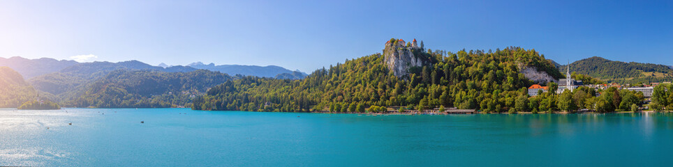 Panoramafoto vom Bleder See in Slowenien mit Burg und Insel