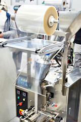 Filling and packaging machine for bulk products