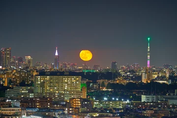 Fotobehang 東京都心方面の超高層ビルと月出 © Q2PHOTOAS