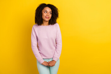 Obraz premium Photo of young charming woman shy look empty space wonder dream isolated over yellow color background