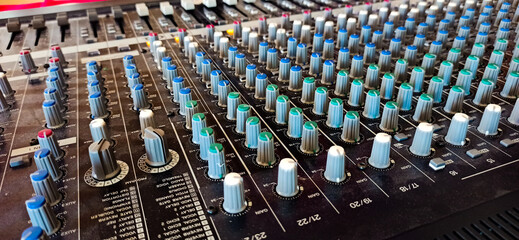 Boutons d'une table de mixage