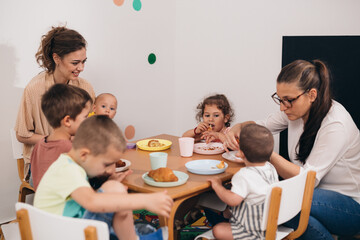 children have breakfast in daycare