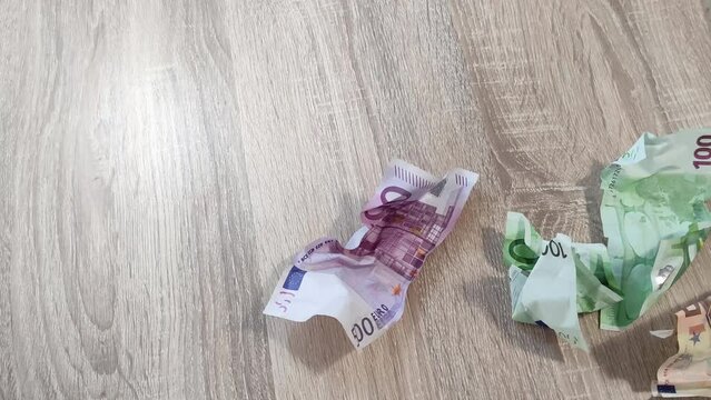billetes de euro arrugados caen sobre la mesa 