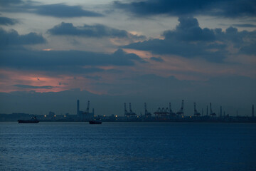 Naklejka premium 東京湾の工場地帯